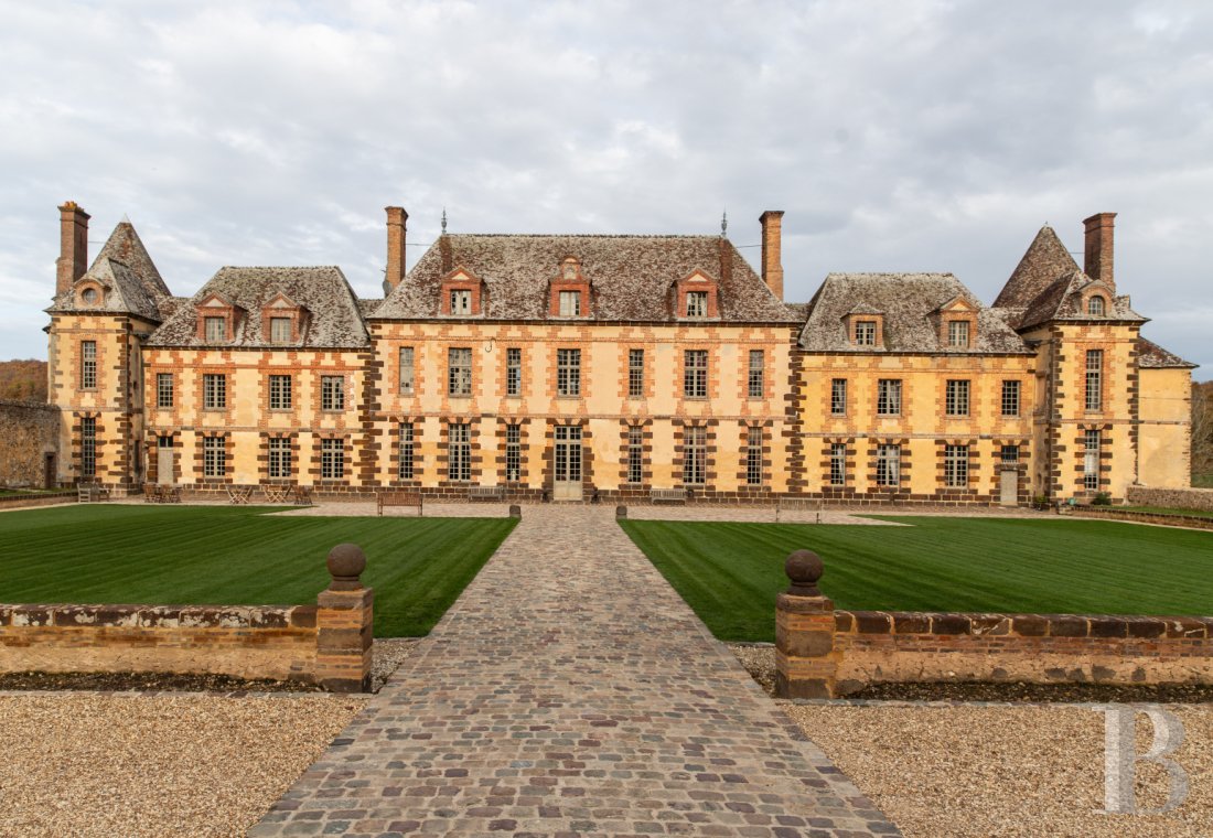 En Eure-et-Loire, à l’ouest de Chartres, un château du 17e dans un parc de 140 ha traversé par l’Eure - photo  n°1